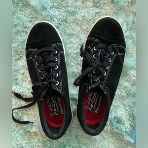 Sketchers Tennis Shoes